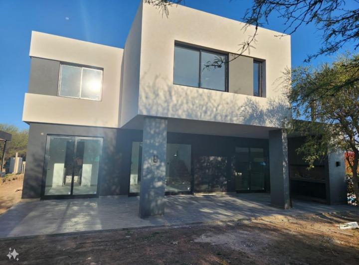 Casa · 225m² · 7 Ambientes · 1 Cochera