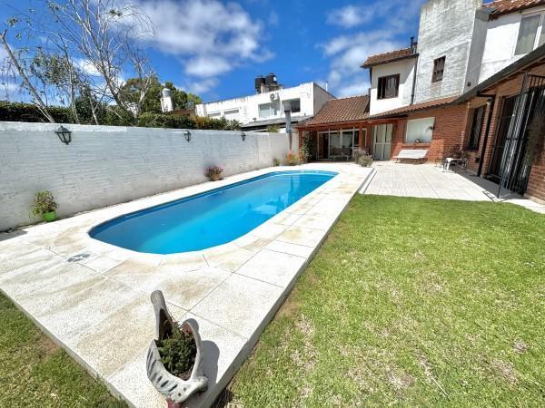 Retasado! Hermoso chalet 4 ambientes distribuido en dos plantas, sobre un lote de 13 x 43 mts de fondo.