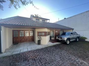 Casa · 210m² · 4 Ambientes · Hermoso Chalet 4 Amb con Parque y Piscina en Los Pinares