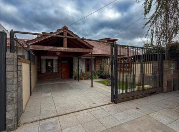 Departamento · 91m² · 3 Ambientes · 2 Cocheras · Precioso Duplex 3 Amb con Quincho y Jardin. en Lo Mejor de San Jeronimo
