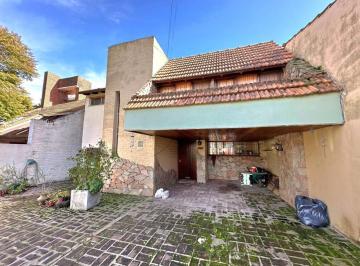 Casa · 196m² · 4 Ambientes · 2 Cocheras · Hermoso Chalet con Depto. 2 Amb. en Lo Mejor de Caisamar