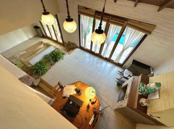 Casa · 196m² · 4 Ambientes · 2 Cocheras · Hermoso Chalet 3amb con Depto 2 Amb. en Lo Mejor de Caisamar