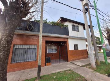 Casa · 220m² · 5 Ambientes · 2 Cocheras · Casa en Venta Campana