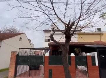Casa · 80m² · 3 Ambientes · 2 Cocheras · Casa en PH en Zona Residencial Adrogué