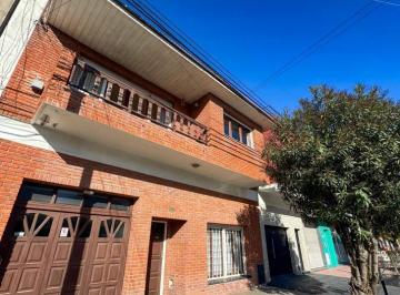 Casa · 230m² · 5 Ambientes · 1 Cochera · Excelente Chalet 5 Amb en Dos Plantas. Dorrego Al 2900