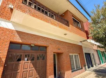 Casa · 230m² · 5 Ambientes · 1 Cochera · Excelente Chalet 5 Amb en Dos Plantas. Dorrego Al 2900