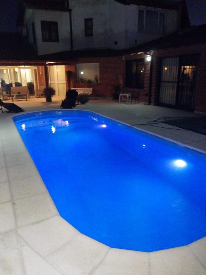 Chalet 4 amb, 220m² con garage para 3 autos y gran parque