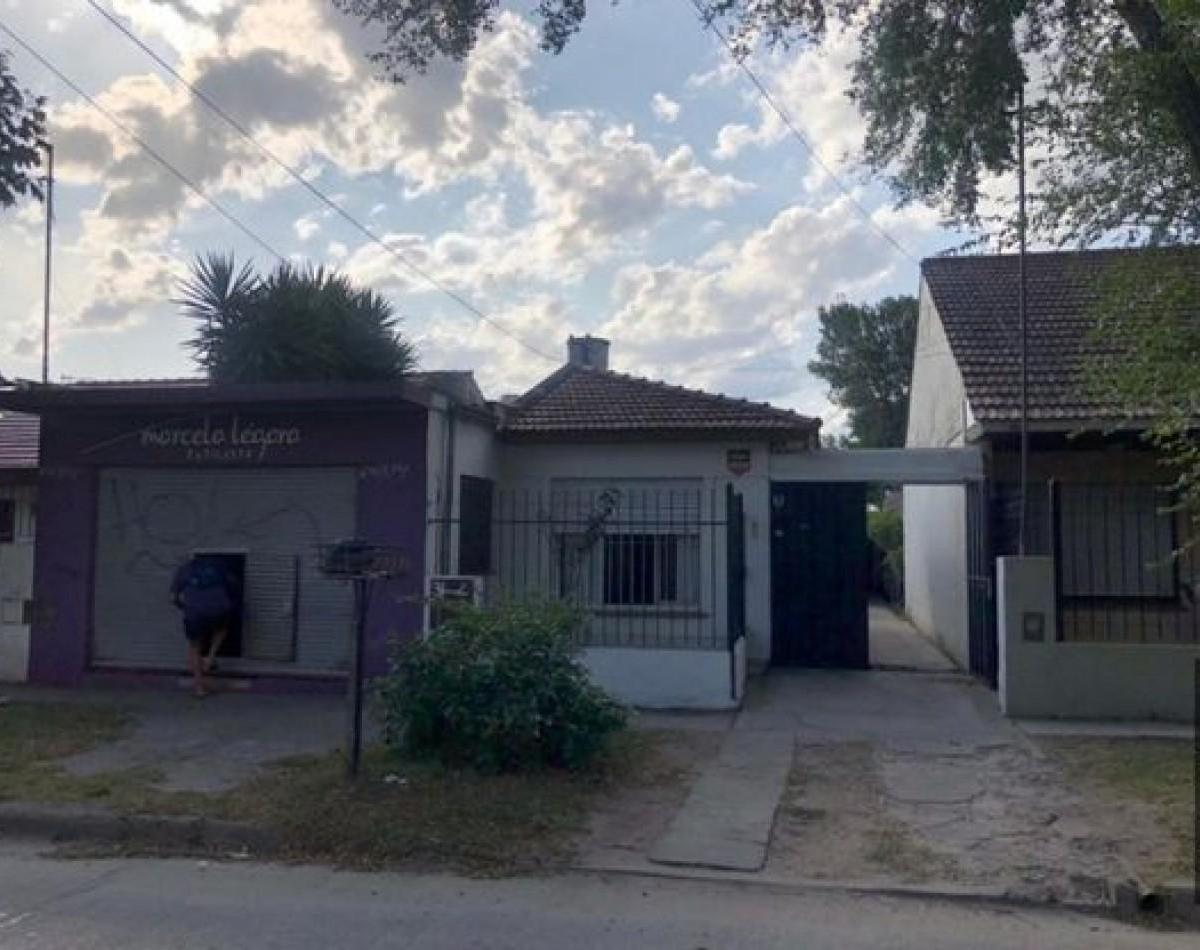 4 inmuebles en block: local con baño y antebaño. Casa 2 ambientes + departamento 1 ambiente. Patio + casa 3 ambientes.