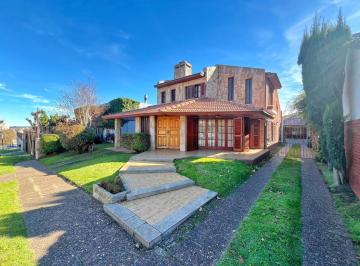 Casa · 339m² · 5 Ambientes · 2 Cocheras · Chalet con Piscina y Quincho · San Carlos