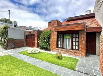 Casa · 180m² · 4 Ambientes · 3 Cocheras · Roffo y F. Acosta Precioso Chalet 4 Amb. Quincho. Gran Parque