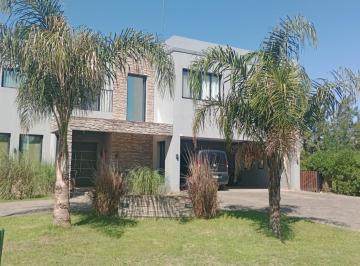 Casa · 243m² · 5 Ambientes · 2 Cocheras · Espectacular Casa a La Venta en San Matias
