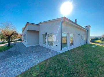 Casa · 170m² · 4 Ambientes · 2 Cocheras · Venta Casa en Barrio El Nautico Cazal