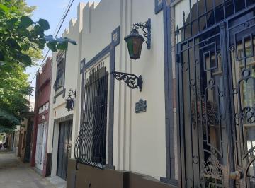 Casa · 236m² · 4 Dormitorios · 2 Cocheras · Casa