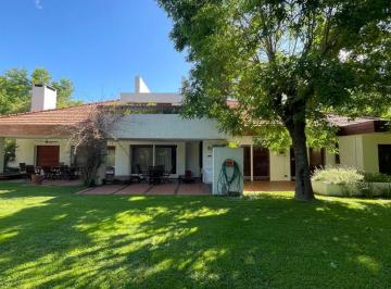 Casa · 380m² · 6 Ambientes · 3 Cocheras · Casa de 3/4 Dorm. con Una Excelente Calidad y Diseño
