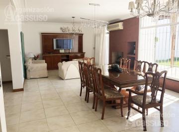Casa · 320m² · 4 Ambientes · 2 Cocheras · Casa en Venta - Lomas de San Isidro
