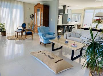 Casa · 240m² · 4 Ambientes · 5 Cocheras · Casa en Alquiler Temporario en La Plata Gonnet
