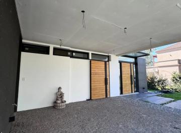 Casa · 292m² · 5 Ambientes · 3 Cocheras · Casa en Saint Thomas