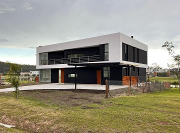 Casa · 267m² · 5 Ambientes · 2 Cocheras · Casa en Rumencó Joven