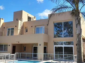 Casa · 273m² · 4 Ambientes · 1 Cochera · Casa a La Venta en La Cesarina