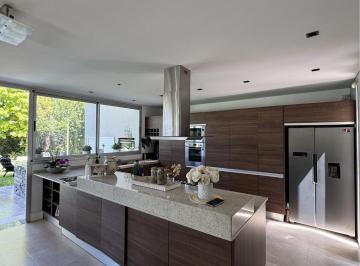 Casa · 800m² · 4 Dormitorios · 2 Cocheras · Casa en Venta en Miraflores