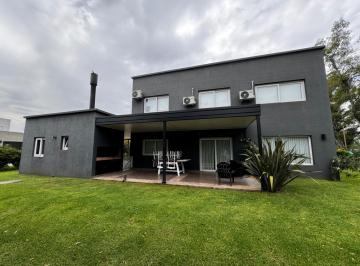 Casa · 280m² · 5 Ambientes · 5 Cocheras · Hermosa Casa en Alquiler en Barrio Cerrado