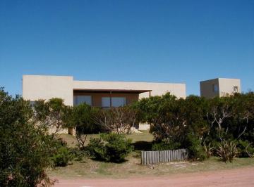 Casa · 300m² · 5 Ambientes · 2 Cocheras · Casa en Punta Piedras.