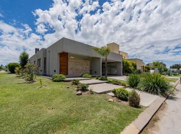 Casa · 237m² · 6 Ambientes · 2 Cocheras · Venta / Permuta - Casa en San Sebastian 3 Dorm. Una Planta - Funes
