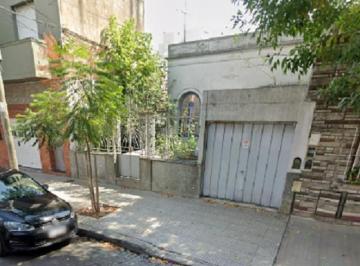 Casa · 211m² · 4 Ambientes · 1 Cochera · Venta Casa 2 Dorm. con Garage y Jardin en Monte Castro - Para Reciclar