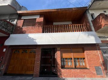 Casa de 5 ambientes, Liniers · Casa Sobre Lote de 8,66 X 27 con Cochera, Escritorio, Quincho, Fondo y Suitte