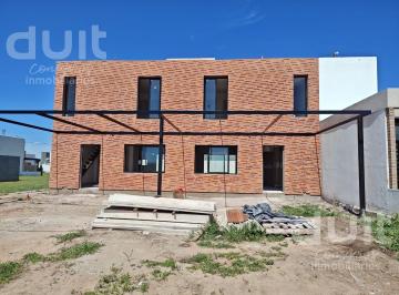 Casa · 85m² · 4 Ambientes · 2 Cocheras · Duplex 2 Dor en Colinas de Manantiales!