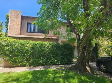 Casa · 210m² · 5 Ambientes · 1 Cochera · Casa en Venta en Barrio Ingles, Hurlingham