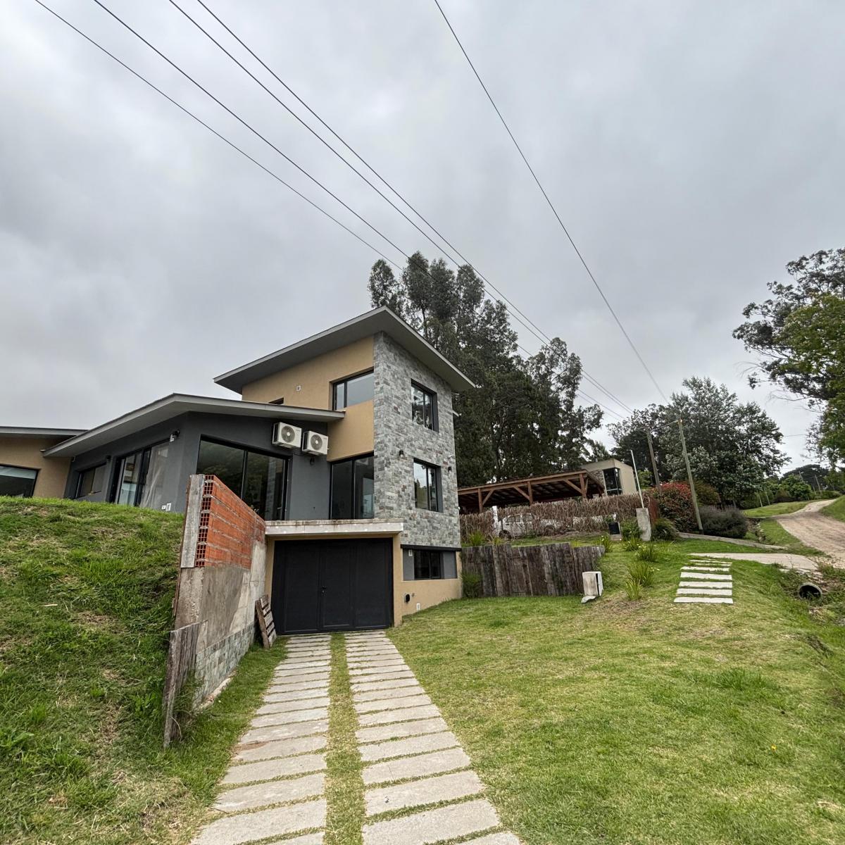 Chalet 6 amb, 232m² con piscina y garaje — Sierra de los Padres
