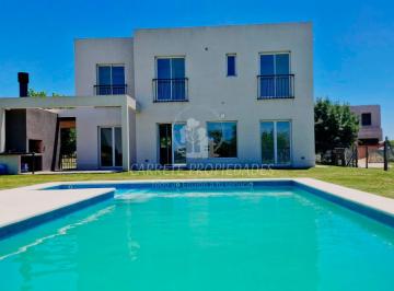 Casa de 4 ambientes, Escobar · Casa en Venta. 4 Amb. Barrio Cantón Golf. Posibilidad Financiación.
