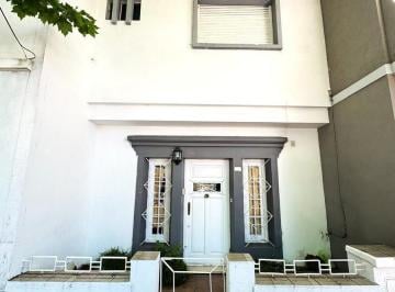 PH · 55m² · 3 Ambientes · PH Ubicado en Zona La Perla. en Dos Plantas. 2 Dorm.. Pequeño Patio. Baño y Toilette. Para Re