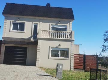 Casa · 200m² · 4 Ambientes · 1 Cochera · Casa Venta / Alquiler