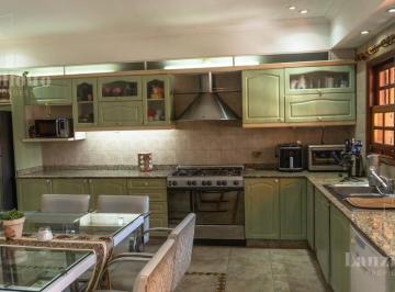 Casa · 320m² · 4 Ambientes · 3 Cocheras · Casa de 4 Ambientes en Lanús Este