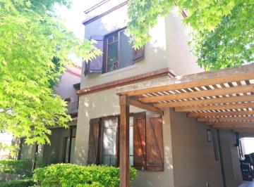 Casa · 211m² · 5 Ambientes · 2 Cocheras · Casa en Venta, 4 Dorm., 1 en Planta Baja, Pileta, Galería, Parrilla