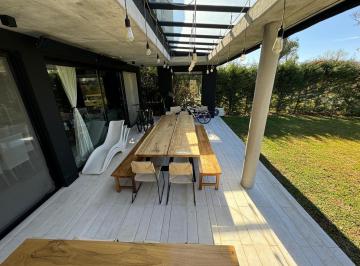 Casa · 204m² · 5 Ambientes · 2 Cocheras · Casa Moderna Amoblada en 5 Ambientes con Escritorio