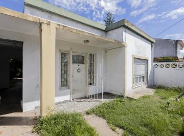 Casa · 90m² · 3 Ambientes · 1 Cochera · Casa en Calzada con Fondo!