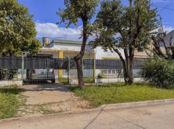 Casa · 90m² · 3 Ambientes · 1 Cochera · Casa en Calzada con Fondo!