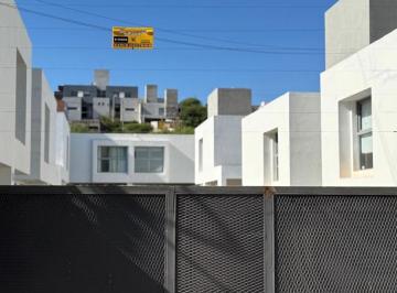 Casa · 167m² · 5 Ambientes · 2 Cocheras · Duplex de Categoría en Housing Zona Cuesta Colorada