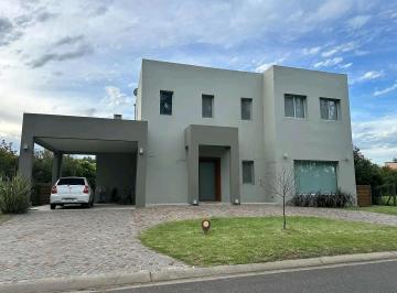 Casa de 6 ambientes, Zárate · Alquiler Temporal de Verano: Casa Completa con Servicios.