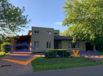 Casa · 230m² · 5 Ambientes · 2 Cocheras · Casa en Venta en Country San Patricio, Fco Alvarez