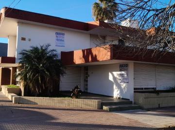 Casa · 250m² · 10 Ambientes · Excelente Esquina en Venta