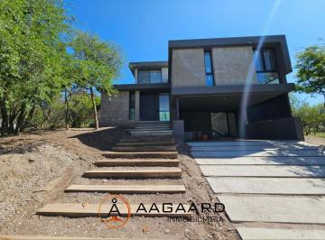 Casa · 380m² · 8 Ambientes · 2 Cocheras · Casa en La Pankana Venta a Estrenar 3 Dorm Escritorio Patio Plano