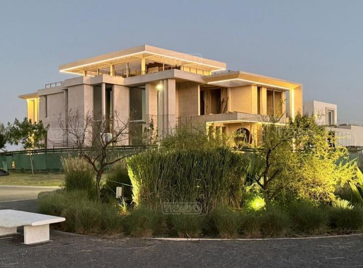 Casa · 526m² · 7 Ambientes · 2 Cocheras