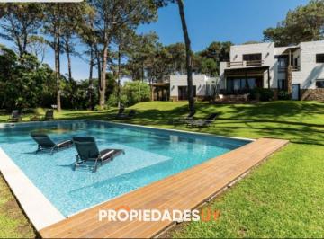 Foto1 · Excelente Casa de 5 Dorm. Mas Dependencia y Gran Parque a 200 m de La Playa de Montoya en
