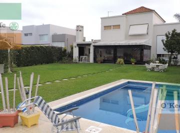 Casa · 187m² · 5 Ambientes · 1 Cochera · Casa en Venta de Cinco Ambientes Apto Crédito en Lote Central
