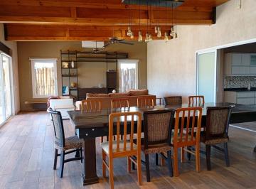 Casa · 200m² · 6 Ambientes · 2 Cocheras · Casa en Venta en Chacras de Coria