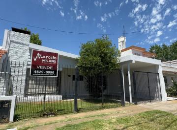 Casa · 133m² · 3 Ambientes · 1 Cochera · Casa de Tres Ambientes en Venta - Toma Dos Ambientes en Parte de Pago